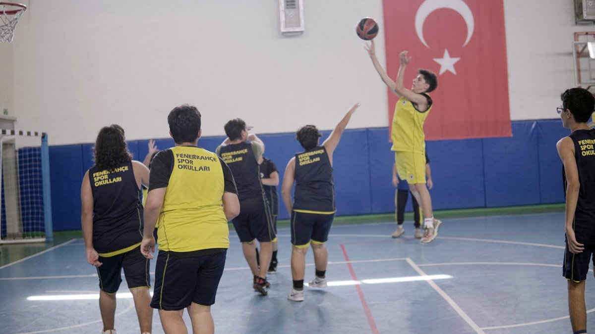Fenerbahçe spor okullarında basketbol antrenmanı